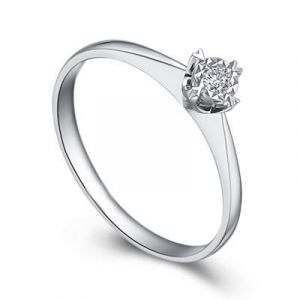 Ladies engagement ring with round diamond