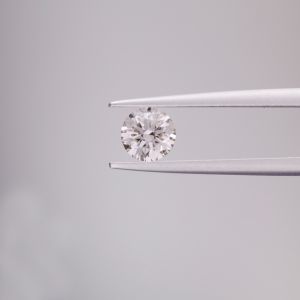 Натуральные калиброванные бриллианты 2,5 мм, цвет 3 (G), чистота 4 (VS). 0.06 ct