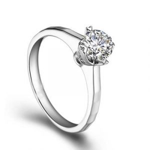 Round cut engagement diamond ring