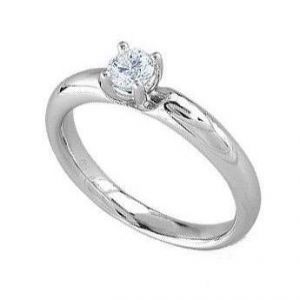 Elegant engagement ring with diamond