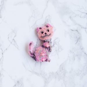 Beaded brooch "Tricky pink cat"