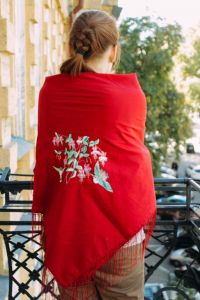 Embroidered ladies shawl "Hummingbird heartbeat"