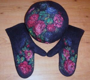 Felted wool mittens and beret set "Flowers"