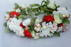 Hair wreath with white flowers "White and red dance"