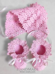 Handmade baby set "Pink joy" (baby bootees and baby cap)