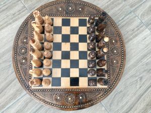 Spinning chess board, 