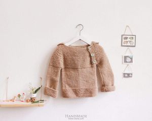 Knitted sweater with hood
