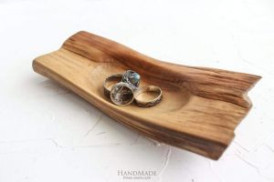 Rustic wood stand for rings