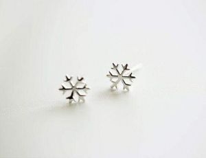 Tiny silver studs - Snowflakes