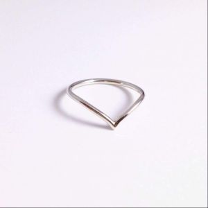 Tiny V silver ring