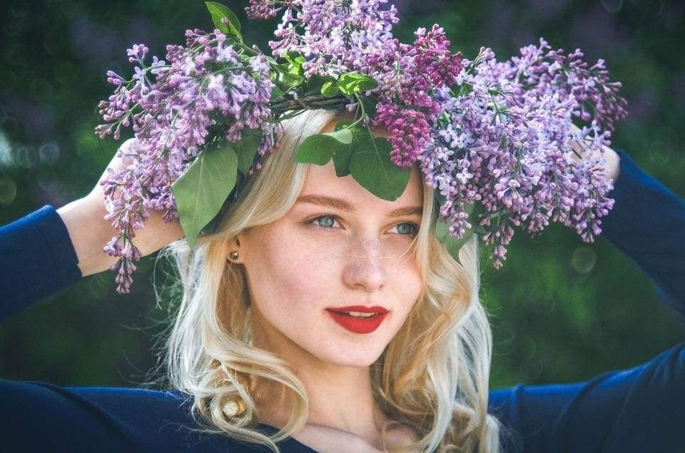 Ukrainian flower crown: symbolism of flowers and ribbons