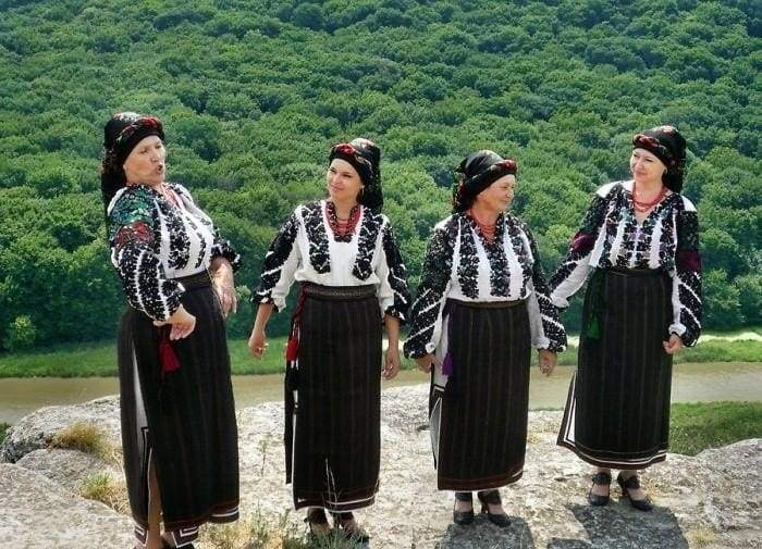 Romanian Embroidered Blouse for Women Ukrainian Ethnic Vyshivanka With  Roses White Slavic Wedding Costume Folk Easter Gift 