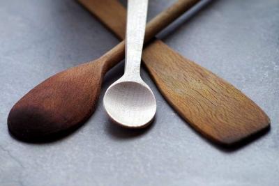 How to clean wooden cookware