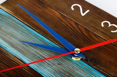Wooden clocks: a modern glimpse at a usual thing