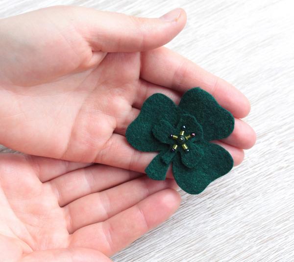 Brooches with shamrock2