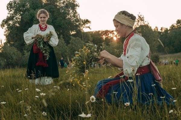 Ukrainian girls pick the flowers