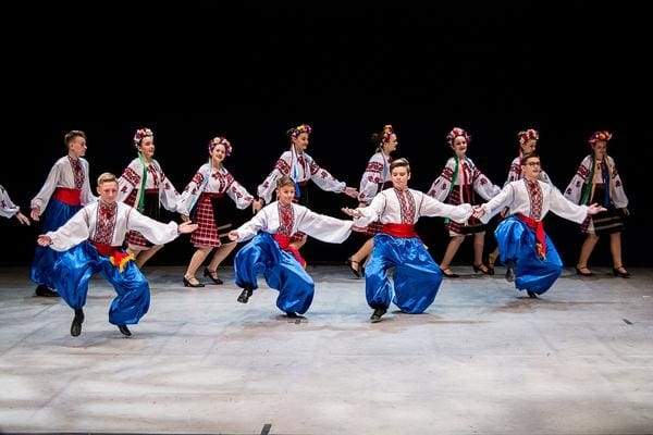 украинские танцоры