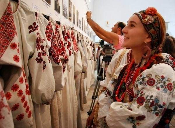 Romanian Embroidered Blouse for Women Ukrainian Ethnic Vyshivanka With  Roses White Slavic Wedding Costume Folk Easter Gift 